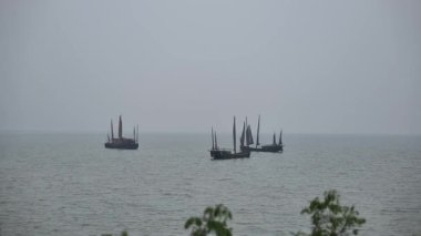 Taihu gölündeki geleneksel tahta yelkenli manzarası. Wuxi China Yüksek kalite 4K görüntü