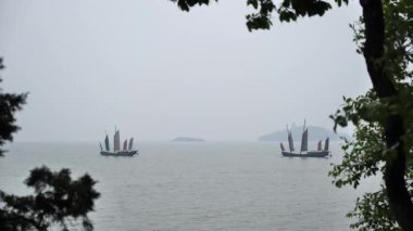 Taihu gölündeki geleneksel tahta yelkenli manzarası. Wuxi China Yüksek kalite 4K görüntü