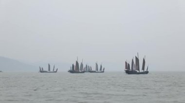 Taihu gölündeki geleneksel tahta yelkenli manzarası. Wuxi China Yüksek kalite 4K görüntü