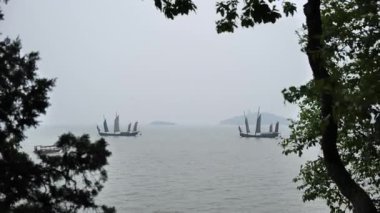 Taihu gölündeki geleneksel tahta yelkenli manzarası. Wuxi China Yüksek kalite 4K görüntü