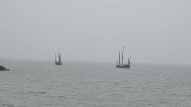 Taihu gölündeki geleneksel tahta yelkenli manzarası. Wuxi China Yüksek kalite 4K görüntü