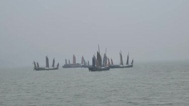 Taihu gölündeki geleneksel tahta yelkenli manzarası. Wuxi China Yüksek kalite 4K görüntü