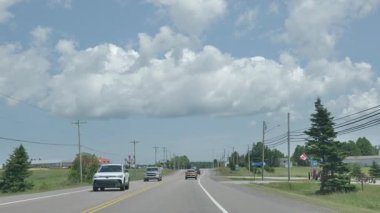 Mavi gökyüzü ve bulutlu yaz yolu manzarası, Prens Edward Adası Kanada