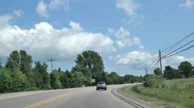 Mavi gökyüzü ve bulutlu yaz yolu manzarası, Prens Edward Adası Kanada