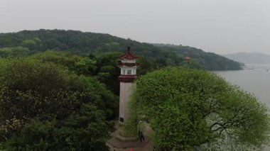 Wuxi Jiangsu bölgesindeki çarpıcı Taihu Gölü 'nün havadan görünüşü. Yüksek kalite 4k görüntü