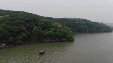 Wuxi Jiangsu bölgesindeki çarpıcı Taihu Gölü 'nün havadan görünüşü. Yüksek kalite 4k görüntü