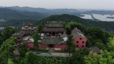 Yuhuang Dağı 'ndaki fuxing tapınağı, Batı Gölü, Hangzhou Şehri, Zhejiang Eyaleti, Çin. Yüksek kalite 4k görüntü