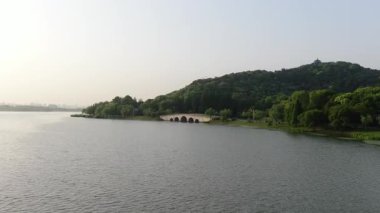 Wuxi Jiangsu bölgesindeki çarpıcı Taihu Gölü 'nün havadan görünüşü. Yüksek kalite 4k görüntü