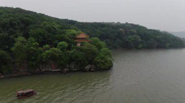 Wuxi Jiangsu bölgesindeki çarpıcı Taihu Gölü 'nün havadan görünüşü. Yüksek kalite 4k görüntü