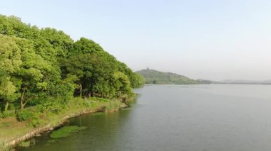 Wuxi Jiangsu bölgesindeki çarpıcı Taihu Gölü 'nün havadan görünüşü. Yüksek kalite 4k görüntü