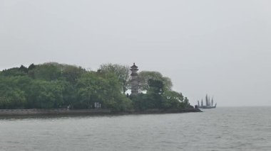 Çin 'in Wuxi Jiangsu bölgesindeki büyüleyici Taihu Gölü manzarası. Yüksek kalite 4k görüntü