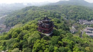 Şehir Tanrısı Pavilion 'un Modelleri' nin batı Hangzhou Gölü 'nün manzarası. Yüksek kalite 4k görüntü