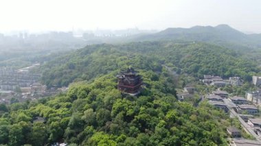 Şehir Tanrısı Pavilion 'un Modelleri' nin batı Hangzhou Gölü 'nün manzarası. Yüksek kalite 4k görüntü