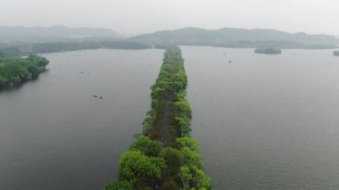 Batı Gölü, Hangzhou, Çin 'deki doğal manzara ve tekne manzarası. Yüksek kalite 4K görüntü. Yüksek kalite 4k görüntü