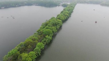 Batı Gölü, Hangzhou, Çin 'deki doğal manzara ve tekne manzarası. Yüksek kalite 4K görüntü. Yüksek kalite 4k görüntü