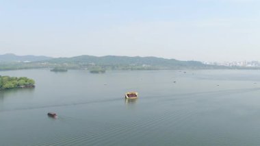 Batı Gölü, Hangzhou, Çin 'deki doğal manzara ve tekne manzarası. Yüksek kalite 4K görüntü. Yüksek kalite 4k görüntü