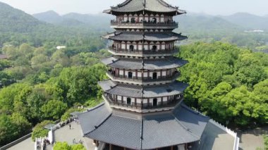Leifeng Pagoda 'nın havadan görünüşü ve batı gölündeki doğal manzara, Hangzhou, Çin. Yüksek kalite 4K görüntü. Yüksek kalite 4k görüntü