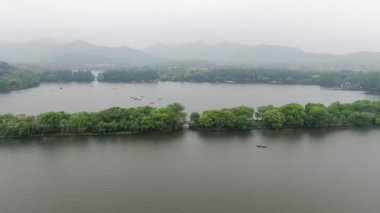 Batı Gölü, Hangzhou, Çin 'deki doğal manzara ve tekne manzarası. Yüksek kalite 4K görüntü. Yüksek kalite 4k görüntü