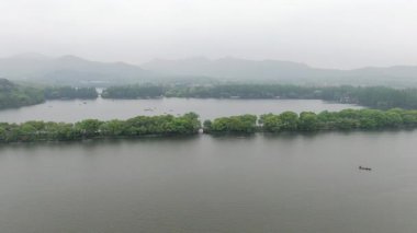 Batı Gölü, Hangzhou, Çin 'deki doğal manzara ve tekne manzarası. Yüksek kalite 4K görüntü. Yüksek kalite 4k görüntü