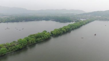 Batı Gölü, Hangzhou, Çin 'deki doğal manzara ve tekne manzarası. Yüksek kalite 4K görüntü. Yüksek kalite 4k görüntü