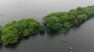 Batı Gölü, Hangzhou, Çin 'deki doğal manzara ve tekne manzarası. Yüksek kalite 4K görüntü. Yüksek kalite 4k görüntü