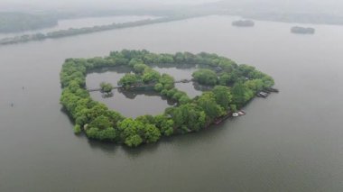 Batı Gölü, Hangzhou, Çin 'deki doğal manzara ve tekne manzarası. Yüksek kalite 4K görüntü. Yüksek kalite 4k görüntü