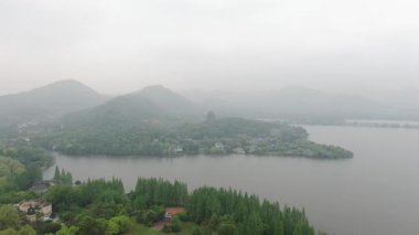 Batı Gölü, Hangzhou, Çin 'deki doğal manzara ve tekne manzarası. Yüksek kalite 4K görüntü. Yüksek kalite 4k görüntü