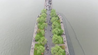 Batı Gölü, Hangzhou, Çin 'deki doğal manzara ve tekne manzarası. Yüksek kalite 4K görüntü. Yüksek kalite 4k görüntü