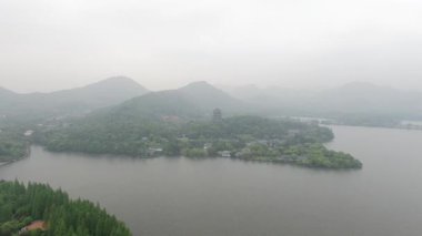 Batı Gölü, Hangzhou, Çin 'deki doğal manzara ve tekne manzarası. Yüksek kalite 4K görüntü. Yüksek kalite 4k görüntü