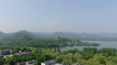 Leifeng Pagoda 'nın havadan görünüşü ve batı gölündeki doğal manzara, Hangzhou, Çin. Yüksek kalite 4K görüntü. Yüksek kalite 4k görüntü