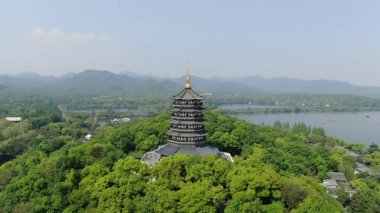 Leifeng Pagoda 'nın havadan görünüşü ve batı gölündeki doğal manzara, Hangzhou, Çin. Yüksek kalite 4K görüntü. Yüksek kalite 4k görüntü