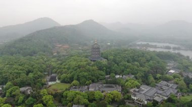 Batı Gölü, Hangzhou, Çin 'deki doğal manzara ve tekne manzarası. Yüksek kalite 4K görüntü. Yüksek kalite 4k görüntü