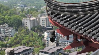 Geleneksel rüzgar çanı tapınağı. Rüzgar uğultusu. Hangzhou Çin. Yüksek kalite 4k görüntü