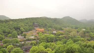 Batı Gölü kıyılarında korunmuş tarihi güzellik. Yüksek kalite 4k görüntü