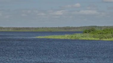 Arka planda mavi gökyüzü olan güzel göl manzarası, Kanada Prensi Edward Adası