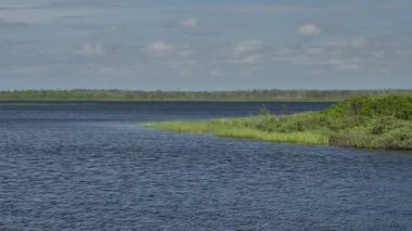 Arka planda mavi gökyüzü olan güzel göl manzarası, Kanada Prensi Edward Adası