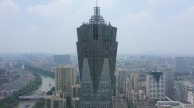 Modern gökdelenleri olan hareketli bir şehrin havadan görünüşü, şehir yaşamını gözler önüne seriyor. Yüksek kalite 4k görüntü