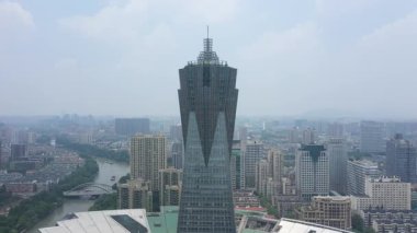 Modern gökdelenleri olan hareketli bir şehrin havadan görünüşü, şehir yaşamını gözler önüne seriyor. Yüksek kalite 4k görüntü