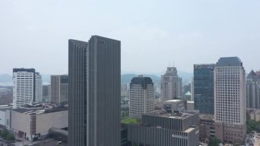 Modern gökdelenleri olan hareketli bir şehrin havadan görünüşü, şehir yaşamını gözler önüne seriyor. Yüksek kalite 4k görüntü