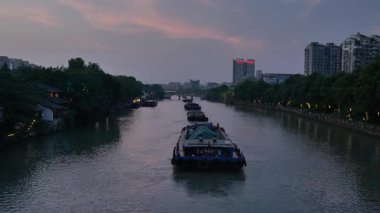 Modern gökdelenleri olan hareketli bir şehrin havadan görünüşü, şehir yaşamını gözler önüne seriyor. Yüksek kalite 4k görüntü