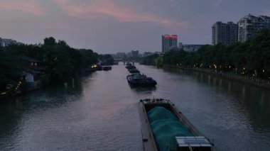 Modern gökdelenleri olan hareketli bir şehrin havadan görünüşü, şehir yaşamını gözler önüne seriyor. Yüksek kalite 4k görüntü