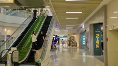 Bir alışveriş merkezinin içinde, Hangzhou Çin 'de bir süpermarkette yürümek. Yüksek kalite 4k görüntü