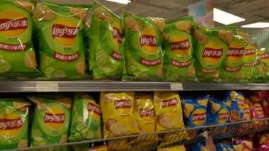 Bir alışveriş merkezinin içinde, Hangzhou Çin 'de bir süpermarkette yürümek. Yüksek kalite 4k görüntü