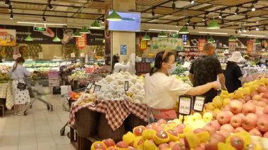 Bir alışveriş merkezinin içinde, Hangzhou Çin 'de bir süpermarkette yürümek. Yüksek kalite 4k görüntü