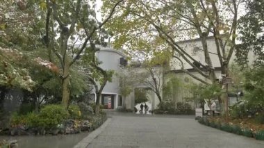 Hangzhou 'da kar kaplı geleneksel Çin mimarisi. Şehrin yüksek kaliteli 4K görüntülerindeki karlı kış sahnesi