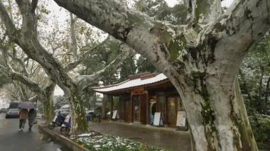 Hangzhou 'da kar kaplı geleneksel Çin mimarisi. Şehrin yüksek kaliteli 4K görüntülerindeki karlı kış sahnesi