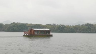 Hangzhou 'da kar kaplı geleneksel Çin mimarisi. Şehrin yüksek kaliteli 4K görüntülerindeki karlı kış sahnesi