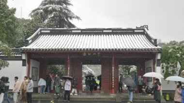Hangzhou 'da kar kaplı geleneksel Çin mimarisi. Şehrin yüksek kaliteli 4K görüntülerindeki karlı kış sahnesi