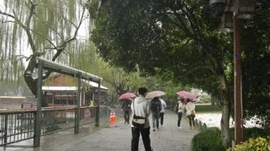 Hangzhou 'da kar kaplı geleneksel Çin mimarisi. Şehrin yüksek kaliteli 4K görüntülerindeki karlı kış sahnesi