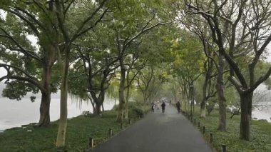 Hangzhou 'da kar kaplı geleneksel Çin mimarisi. Şehrin yüksek kaliteli 4K görüntülerindeki karlı kış sahnesi